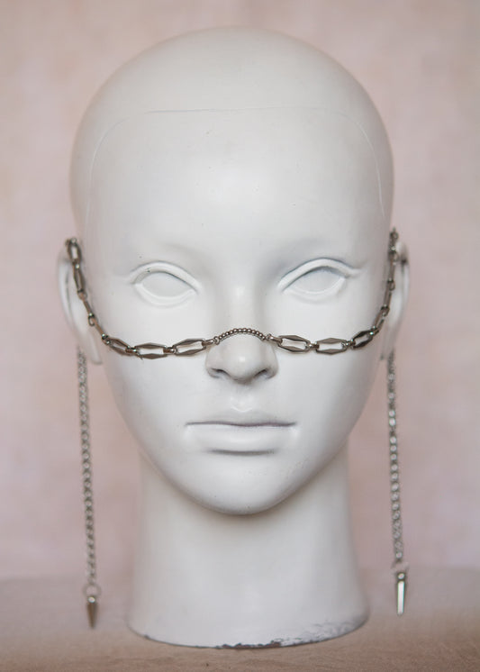 Bijou facial robuste en acier. Style guerrier, rituel, costume, festival ou photoshoot.