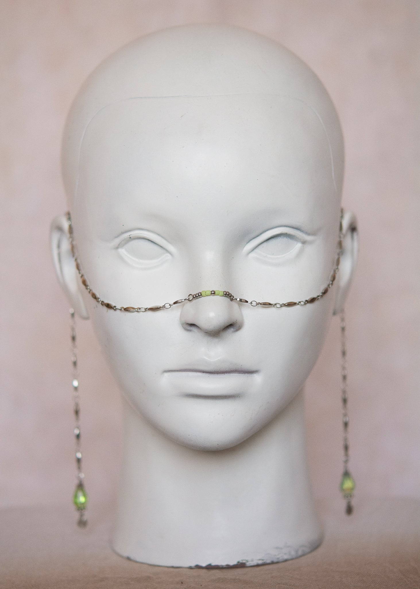 Bijou facial vert mystique. Accessoire rituel, festival, costume, inspiration alchimique ou ésotérique.