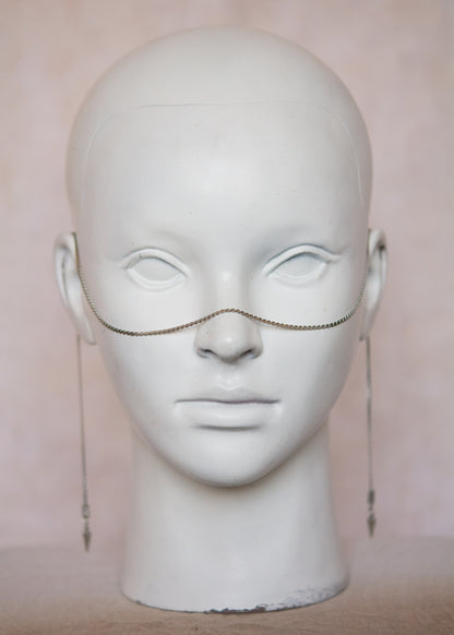 Bijou facial minimaliste et argent. Style nordique, rituel, costume, shoot mystique ou accessoire spectral.