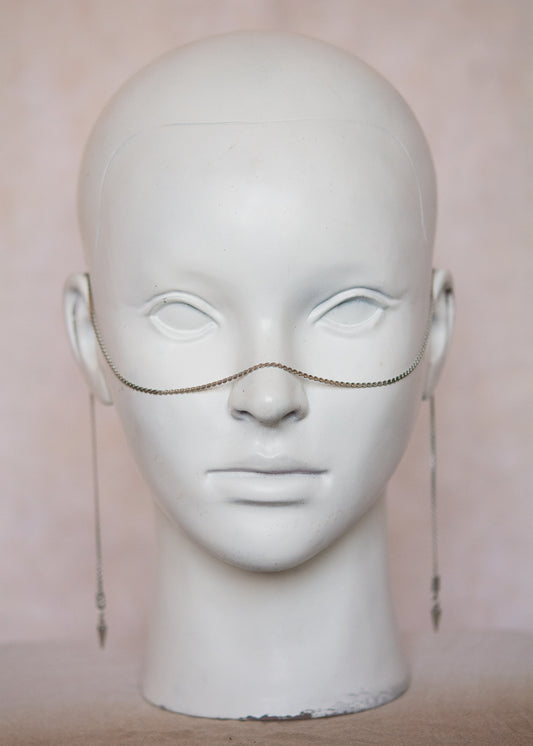 Bijou facial minimaliste et argent. Style nordique, rituel, costume, shoot mystique ou accessoire spectral.