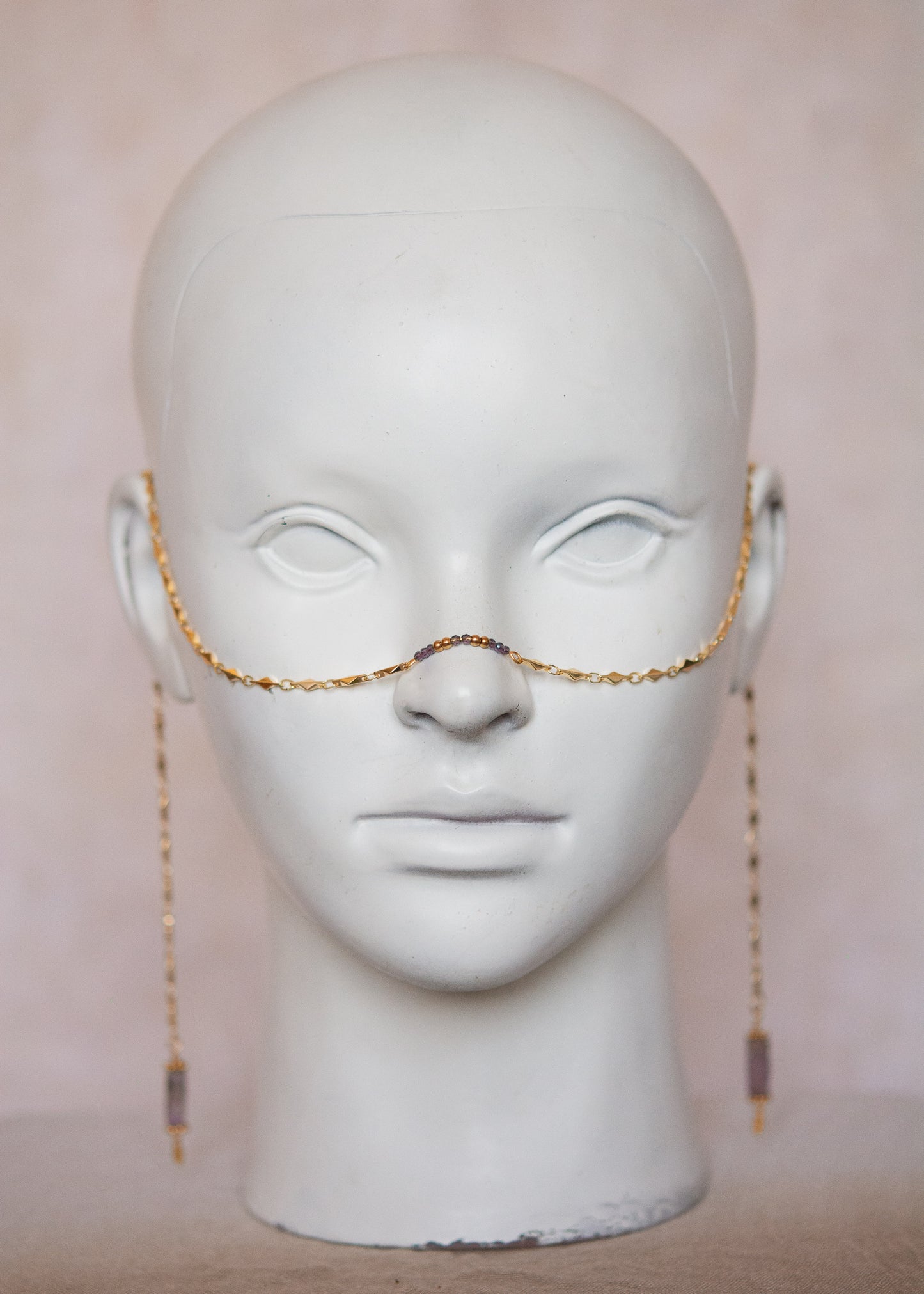 Bijou facial doré avec améthyste violette. Accessoire mystique, festival, oracle, costume ou shoot spirituel.