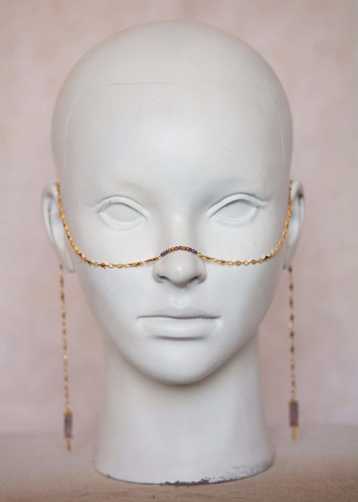 Bijou facial doré avec améthyste violette. Accessoire mystique, festival, oracle, costume ou shoot spirituel.