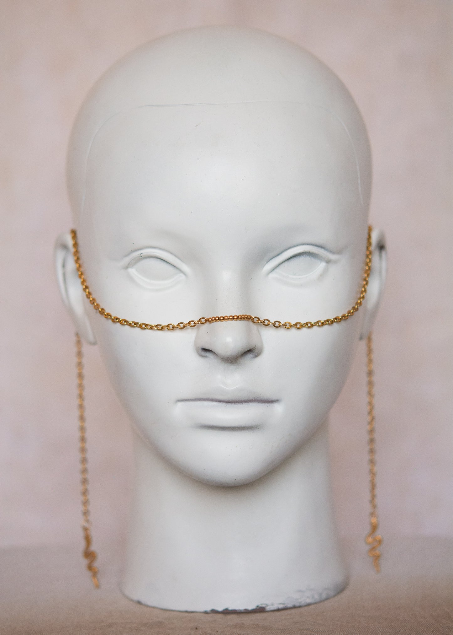 Bijou facial acier inoxydable doré, vibe mystique. Style serpent, chaos sacré, accessoire rituel, costume ou photoshoot.