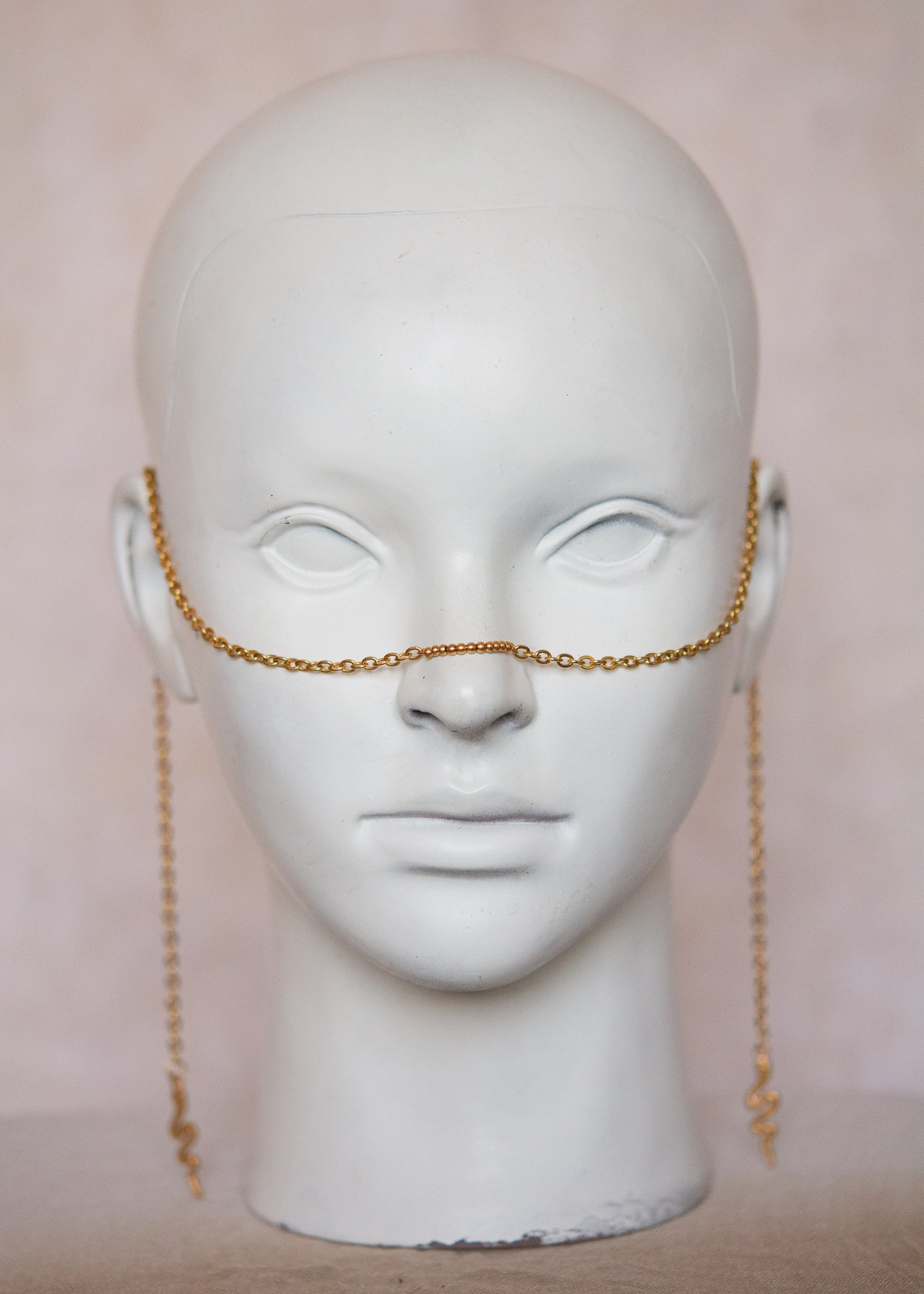 Bijou facial acier inoxydable doré, vibe mystique. Style serpent, chaos sacré, accessoire rituel, costume ou photoshoot.