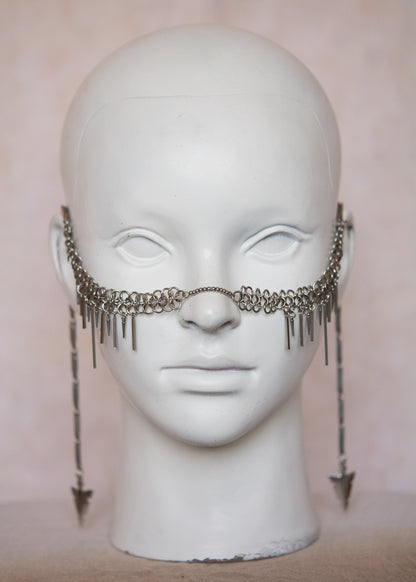 Bijou facial style warrior en acier inoxydable, chainmail fait main et tiges sur les joues. Accessoire rituel, costume, photoshoot, festival.