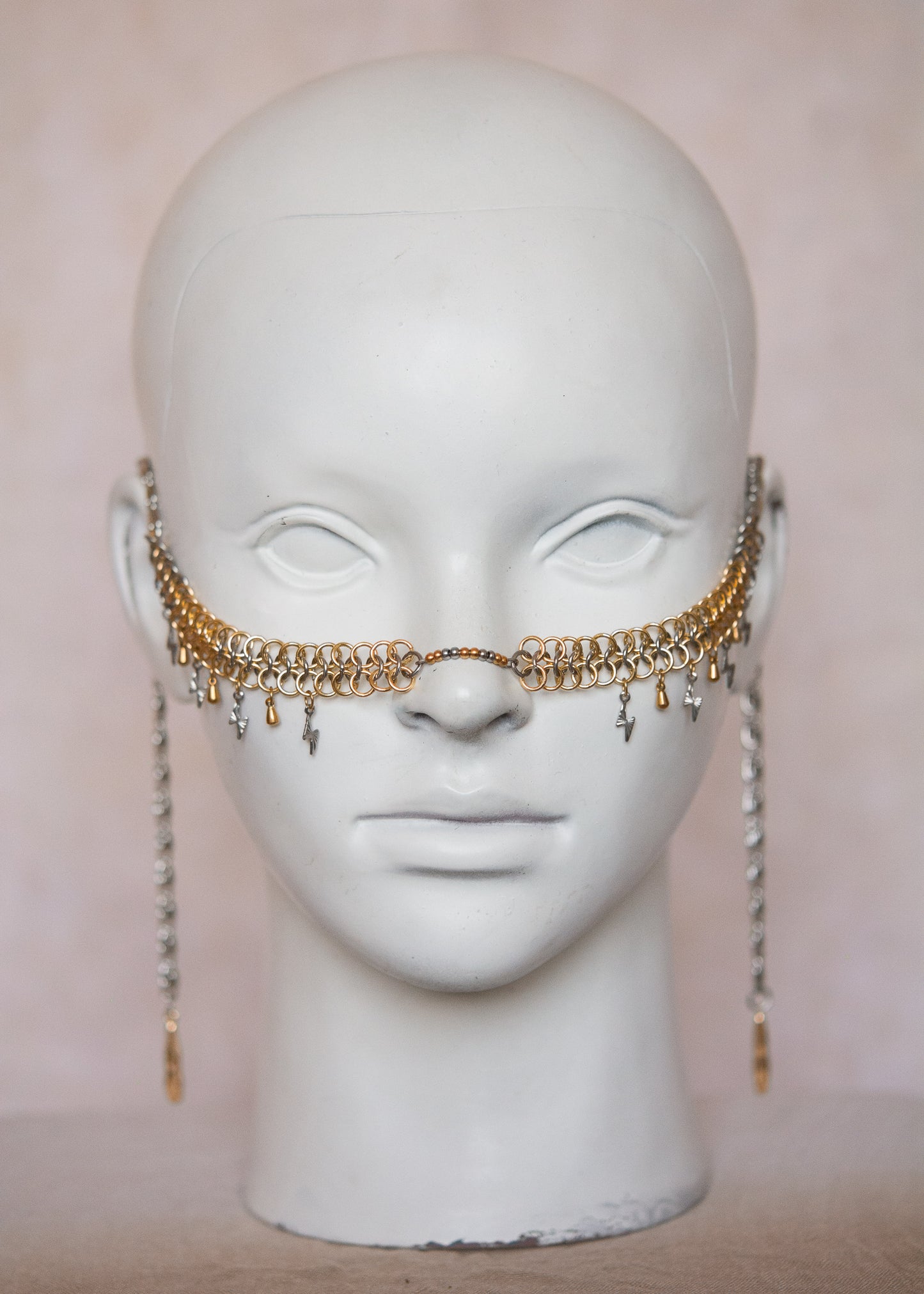 Bijou facial acier inoxydable or et argent, motif chainmail, gouttes dorées et éclairs argentés. Accessoire rituel, shoot mystique, festival ou costume stylisé.