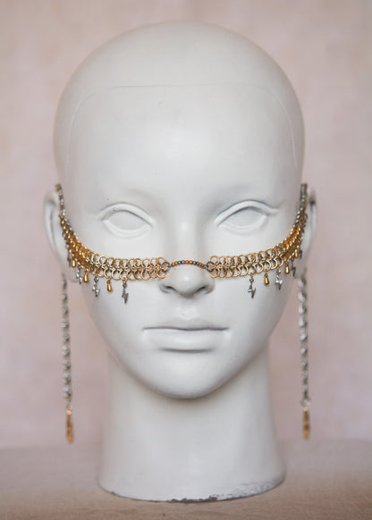Bijou facial acier inoxydable or et argent, motif chainmail, gouttes dorées et éclairs argentés. Accessoire rituel, shoot mystique, festival ou costume stylisé.