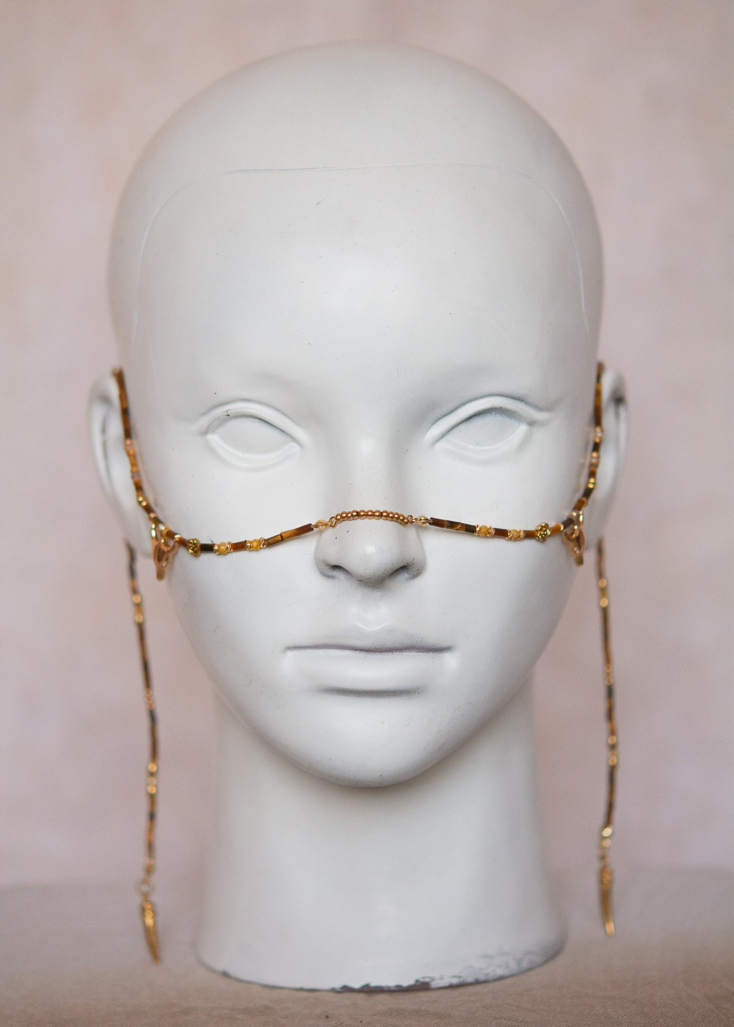 Bijou facial chamanique avec pierre œil de tigre, têtes de taureau et cornes dorées. Accessoire festival, tribal, costume ou photoshoot.