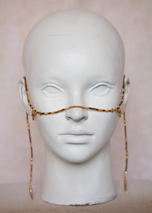 Bijou facial chamanique avec pierre œil de tigre, têtes de taureau et cornes dorées. Accessoire festival, tribal, costume ou photoshoot.