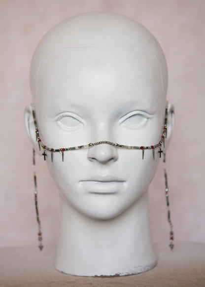 Bijou facial mystique en pierre de sang africaine, croix noires et piques dorées. Parfait pour costume, rituel, shoot gothique ou look ésotérique.