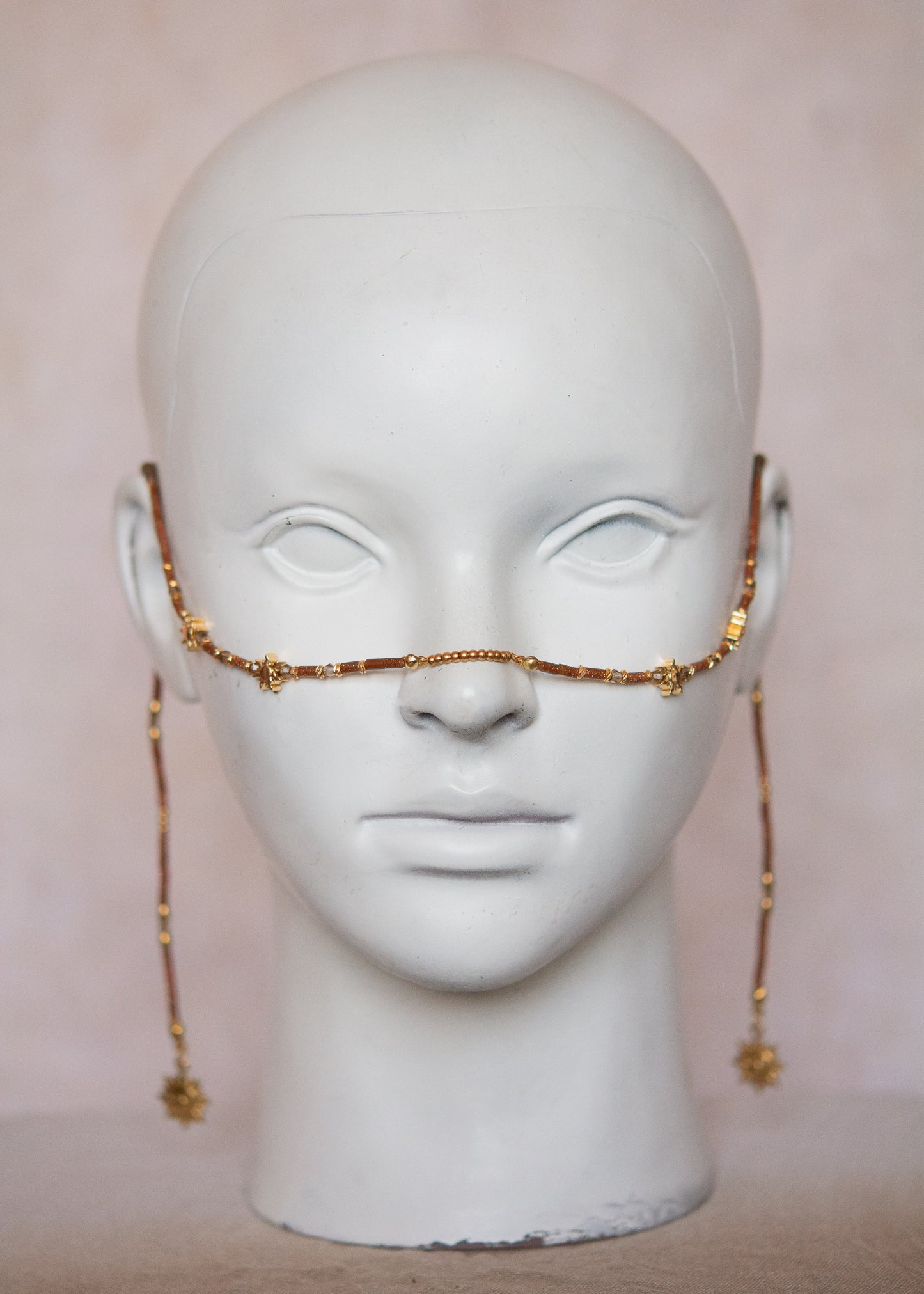 Bijou facial solaire en pierre de sable dorée, charms soleils dorés en acier inoxydable. Idéal festival, costume, photoshoot, événement...