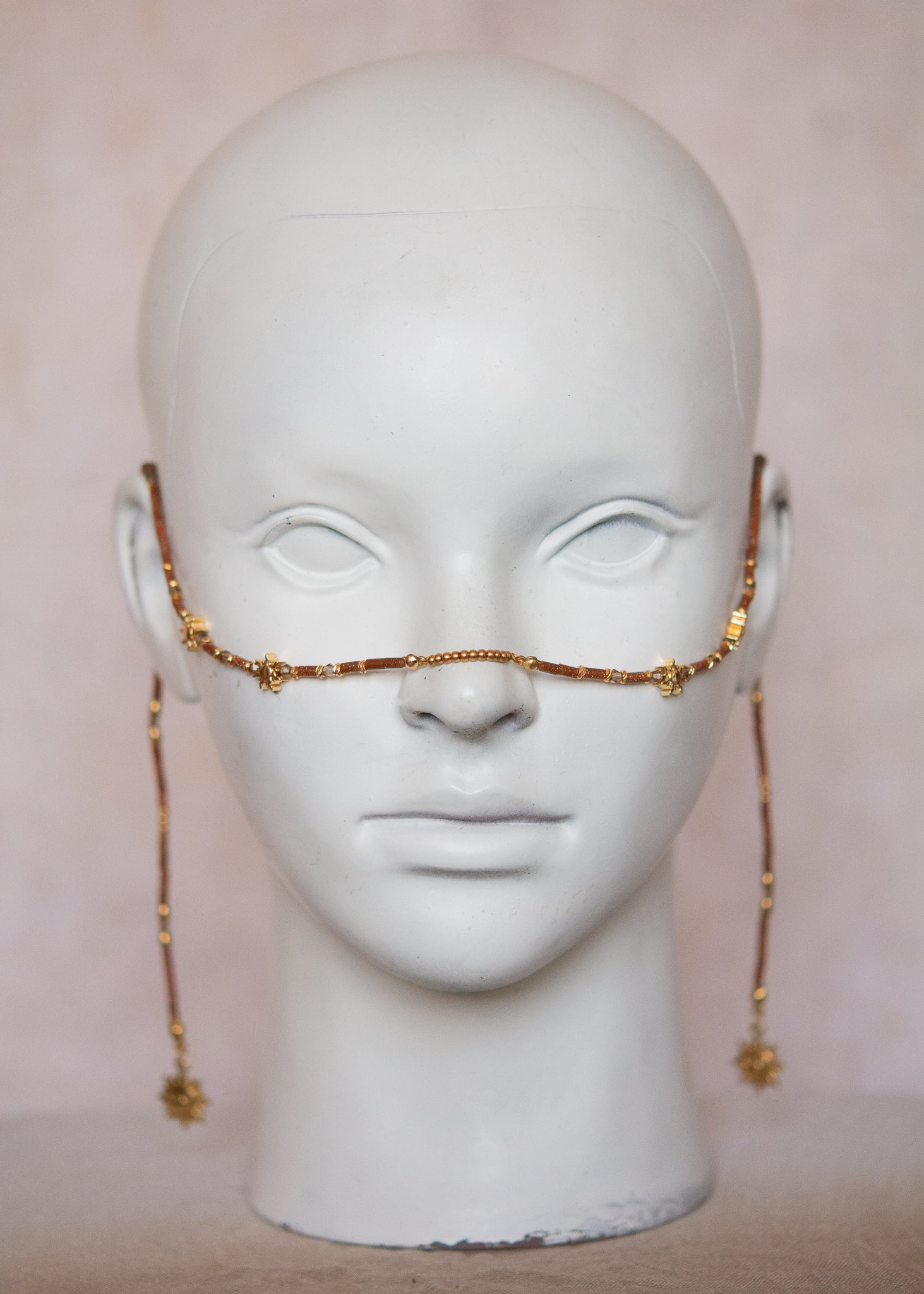 Bijou facial solaire en pierre de sable dorée, charms soleils dorés en acier inoxydable. Idéal festival, costume, photoshoot, événement...