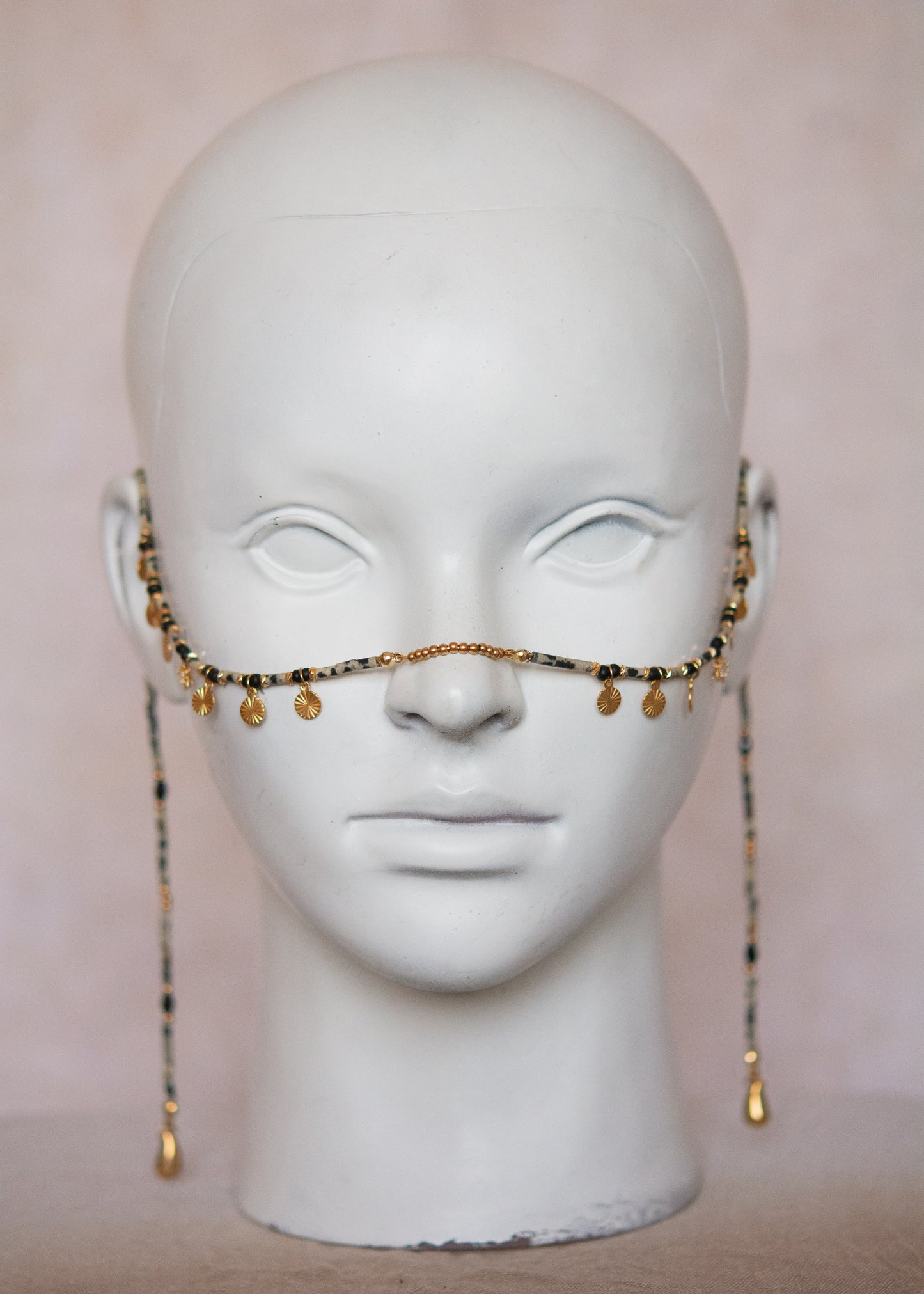 Bijou de visage en jaspe dalmatien, étoile dorée et gouttes acier. Accessoire mystique, costume, photoshoot, look bohème, festival...