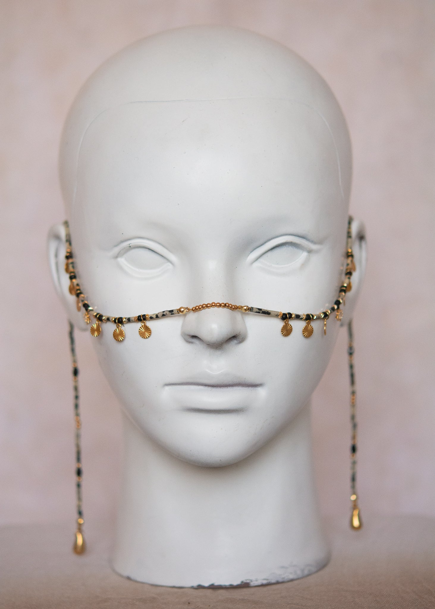 Bijou de visage en jaspe dalmatien, étoile dorée et gouttes acier. Accessoire mystique, costume, photoshoot, look bohème, festival...