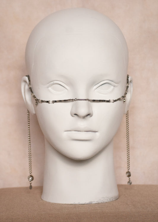 Bijou facial en acier inoxydable avec larvikite, zircon et médaille soleil gravée. Look minéral, goth, festival. Fait main à Montréal.