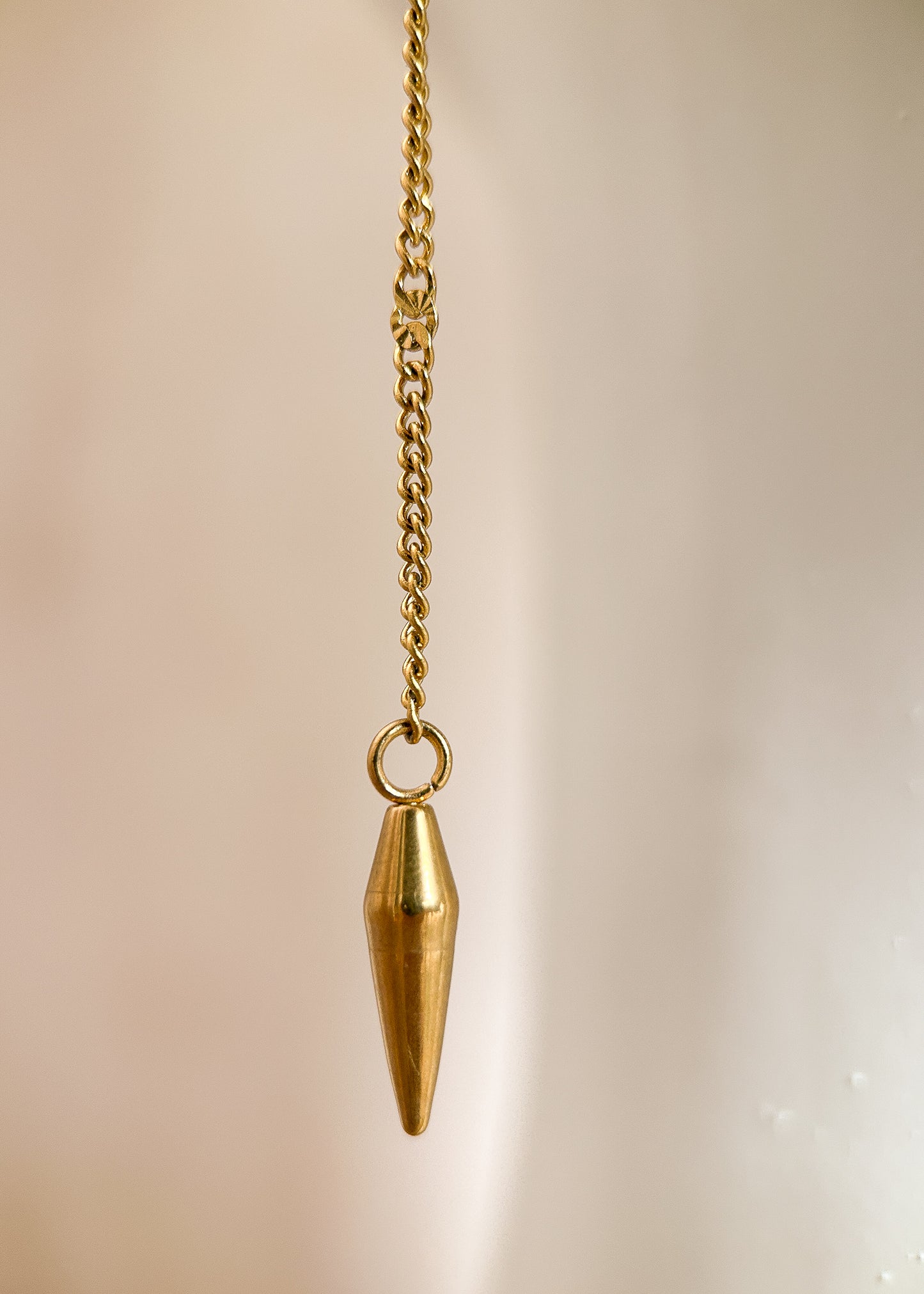 Chaîne de visage en acier inoxydable plaqué or, design épuré, pendentifs pique. Fait main à Montréal. Bijou facial minimaliste et délicat pour festival, photoshoot, performance. Bijou doré alternatif.