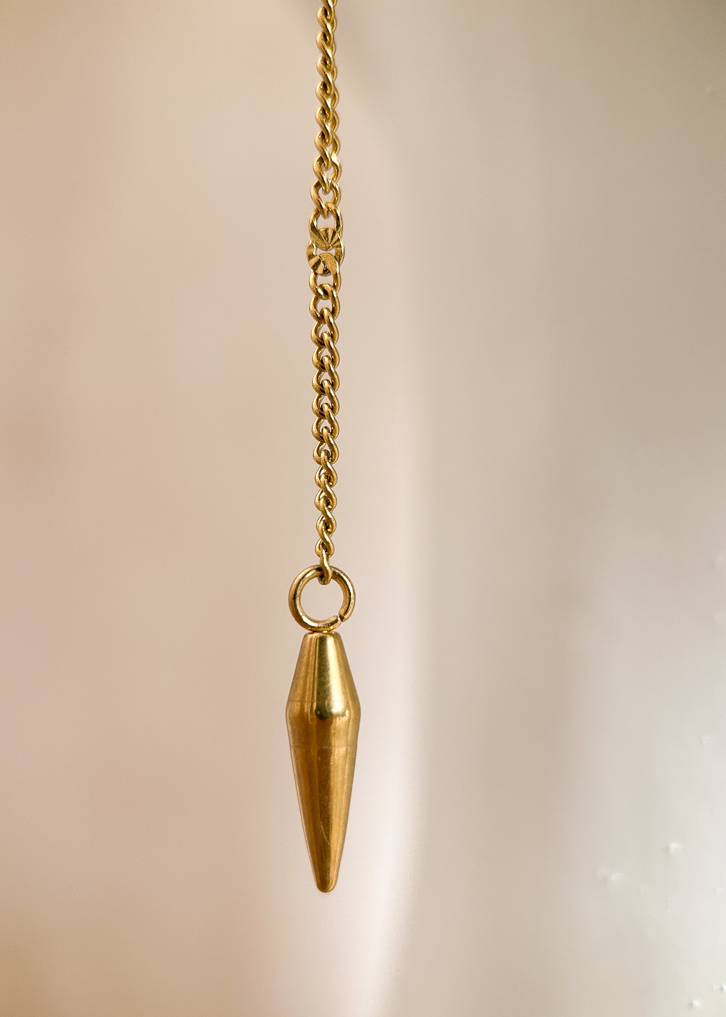 Chaîne de visage en acier inoxydable plaqué or, design épuré, pendentifs pique. Fait main à Montréal. Bijou facial minimaliste et délicat pour festival, photoshoot, performance. Bijou doré alternatif.