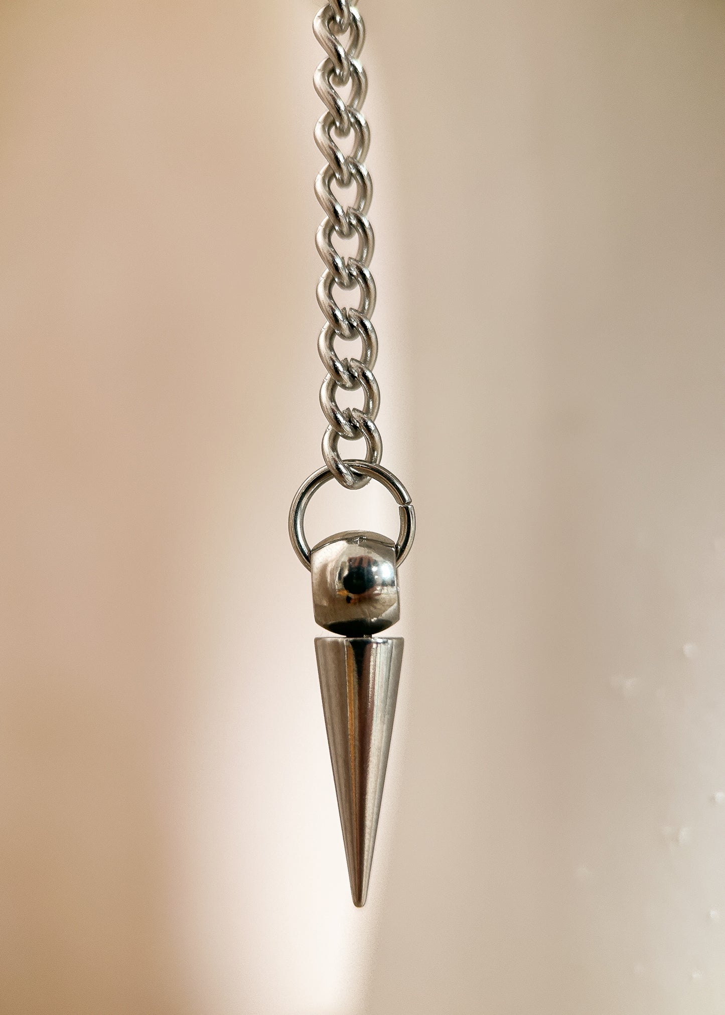 Chaîne de visage en acier inoxydable, segments tubulaires, pendentifs pique. Fait main à Montréal. Bijou facial festival, photoshoot, goth. Bijou argenté alternatif minimaliste.