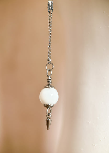 Chaîne de visage en acier inoxydable, perles blanches, design épuré. Fait main à Montréal. Bijou facial festival, photoshoot, éditorial. Bijou argenté minimaliste alternatif.