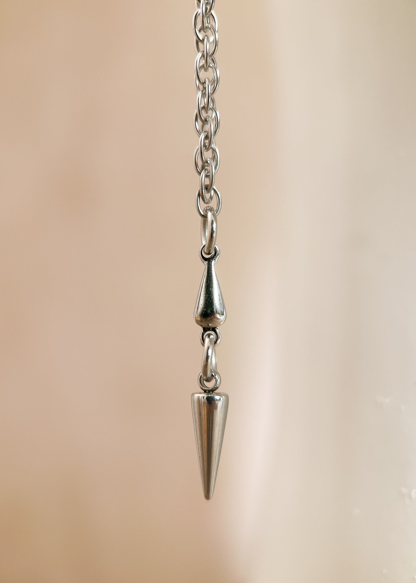Chaîne de visage en acier inoxydable, bridge artisanal en argent sterling 925, pendentifs pique. Fait main à Montréal. Bijou facial festival, performance, photoshoot. Bijou alternatif minimaliste.