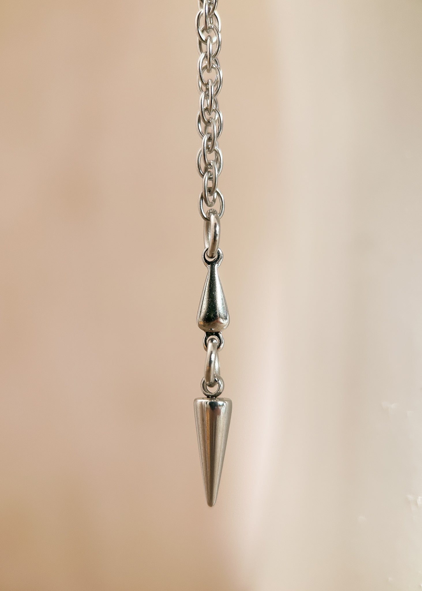 Chaîne de visage en acier inoxydable, bridge artisanal en argent sterling 925, pendentifs pique. Fait main à Montréal. Bijou facial festival, performance, photoshoot. Bijou alternatif minimaliste.
