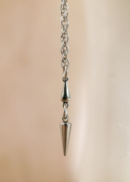 Chaîne de visage en acier inoxydable, bridge artisanal en argent sterling 925, pendentifs pique. Fait main à Montréal. Bijou facial festival, performance, photoshoot. Bijou alternatif minimaliste.