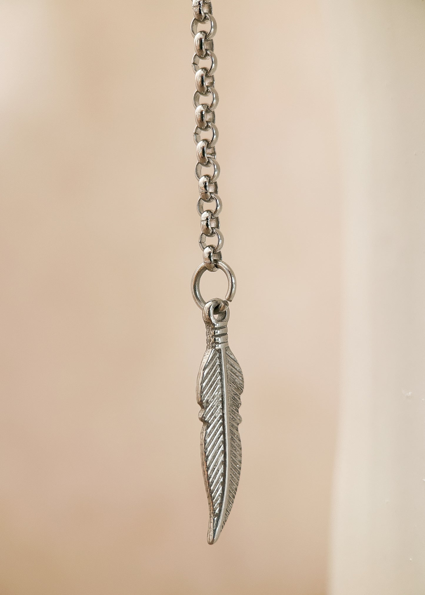 Chaîne de visage en acier inoxydable, bridge large brossé en argent sterling 925, pendentifs plumes. Fait main à Montréal. Bijou facial festival, photoshoot, costume. Bijou alternatif boho tribal.