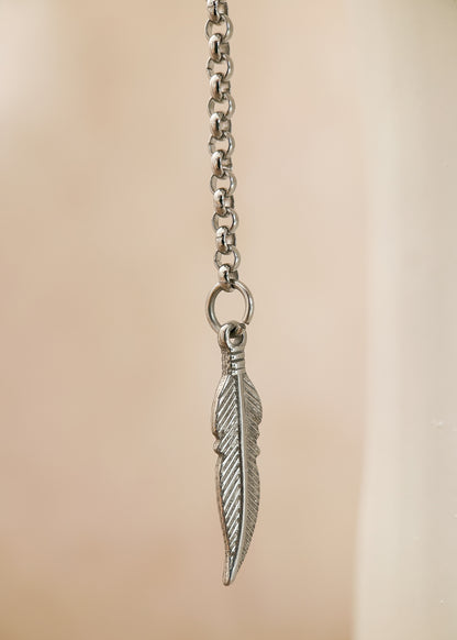 Chaîne de visage en acier inoxydable, bridge large brossé en argent sterling 925, pendentifs plumes. Fait main à Montréal. Bijou facial festival, photoshoot, costume. Bijou alternatif boho tribal.