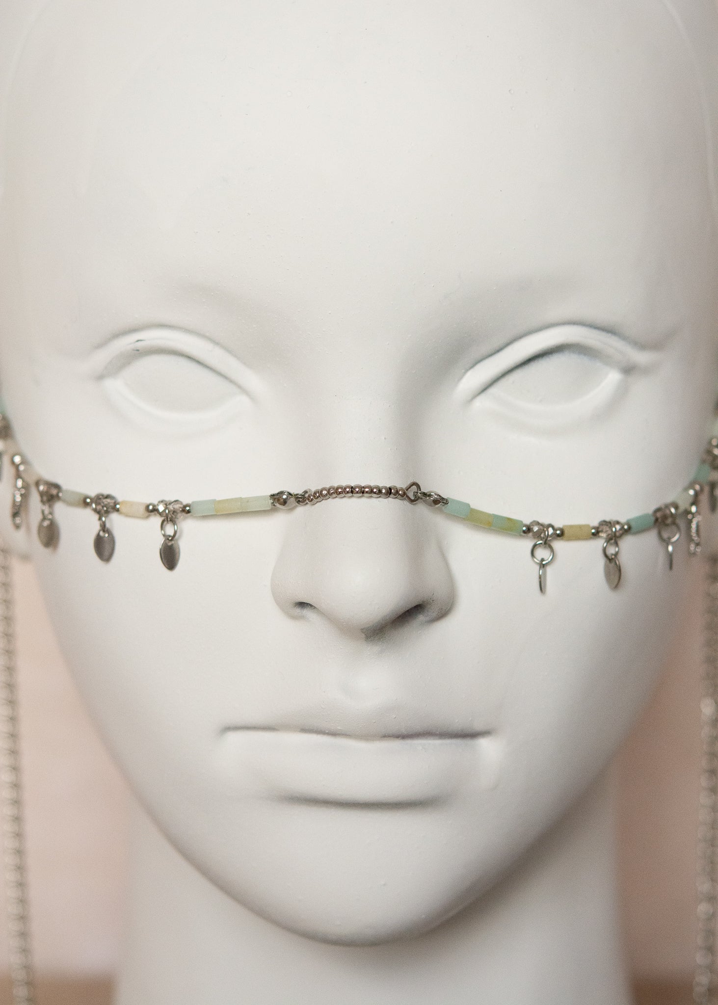 Chaîne de visage en acier inoxydable, amazonite, charms coquillage et disques. Fait main à Montréal. Bijou facial festival, photoshoot, costume. Bijou boho tribal argenté.