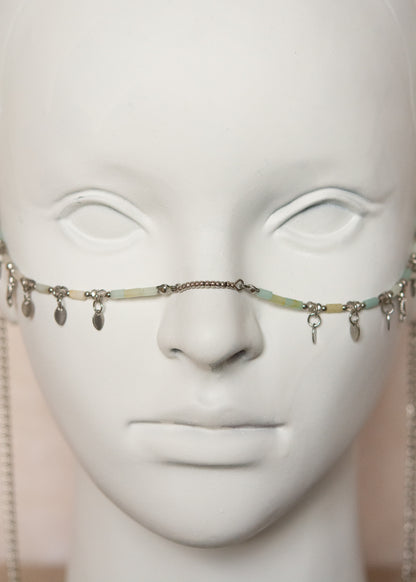 Chaîne de visage en acier inoxydable, amazonite, charms coquillage et disques. Fait main à Montréal. Bijou facial festival, photoshoot, costume. Bijou boho tribal argenté.