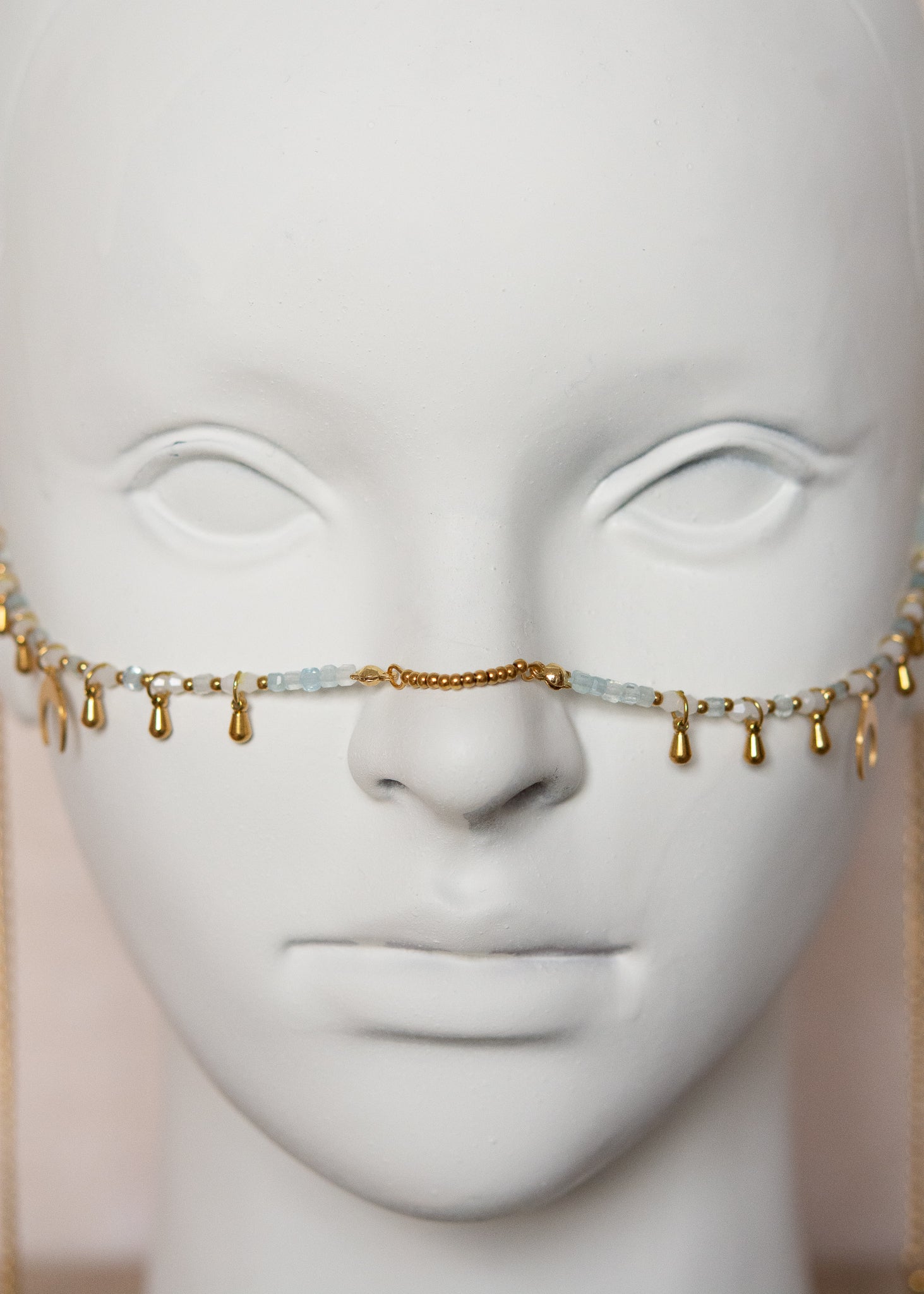 Chaîne de visage en acier inoxydable plaqué or, aigue-marine, perles nacrées, charms lune. Fait main à Montréal. Bijou facial festival, photoshoot, costume. Bijou céleste boho doré.