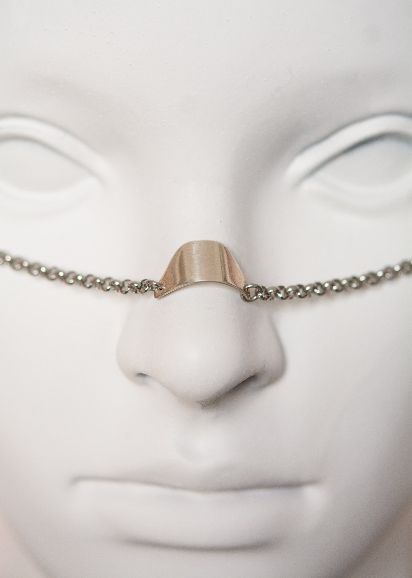Chaîne de visage en acier inoxydable, bridge large brossé en argent sterling 925, pendentifs plumes. Fait main à Montréal. Bijou facial festival, photoshoot, costume. Bijou alternatif boho tribal.