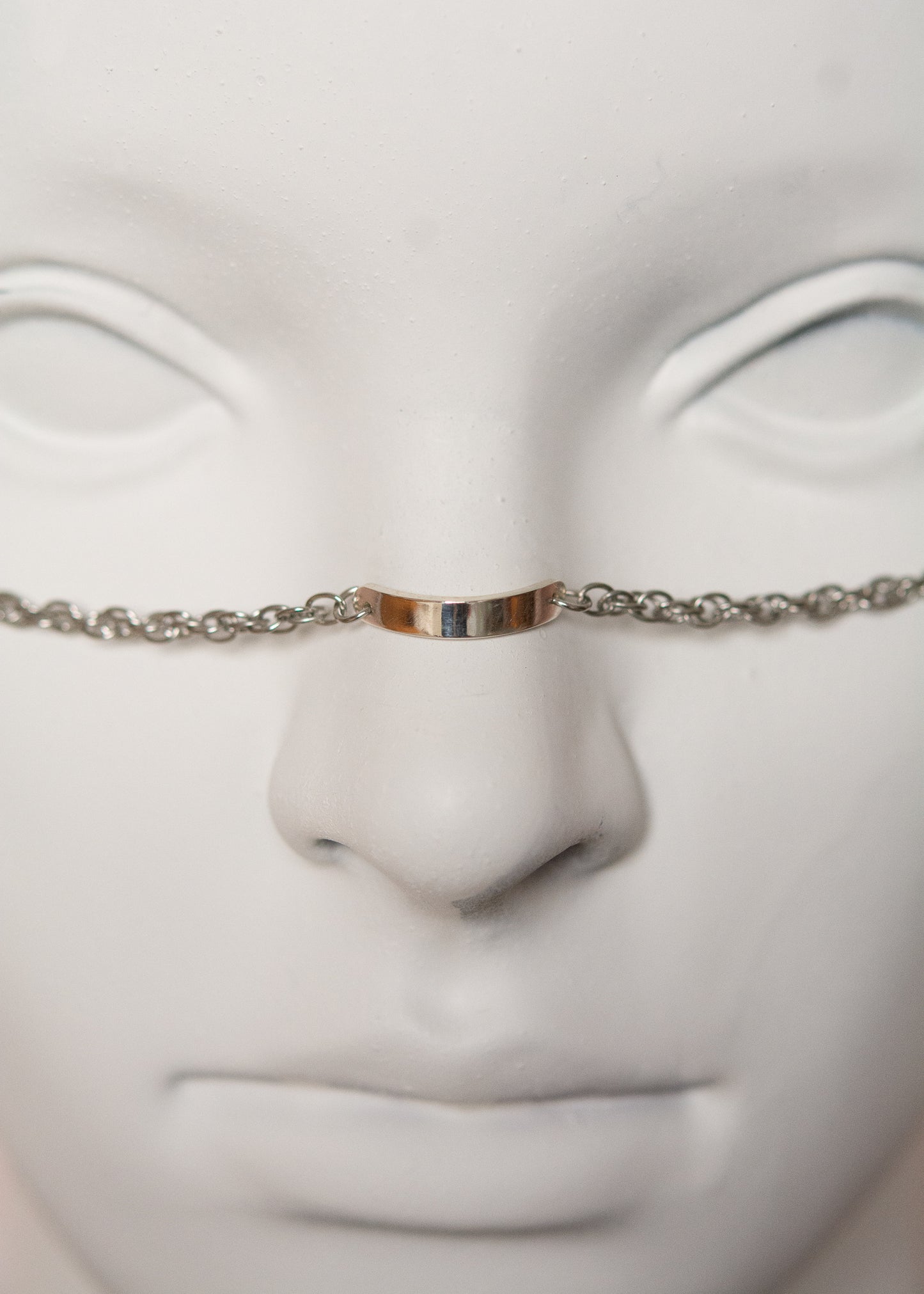 Chaîne de visage en acier inoxydable, bridge artisanal en argent sterling 925, pendentifs pique. Fait main à Montréal. Bijou facial festival, performance, photoshoot. Bijou alternatif minimaliste.