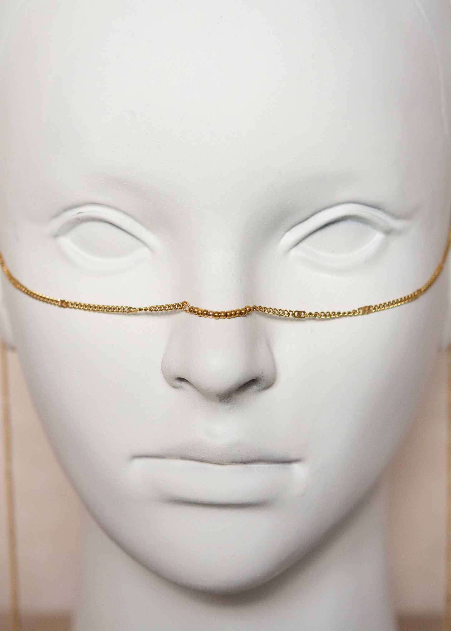 Chaîne de visage en acier inoxydable plaqué or, design épuré, pendentifs pique. Fait main à Montréal. Bijou facial minimaliste et délicat pour festival, photoshoot, performance. Bijou doré alternatif.