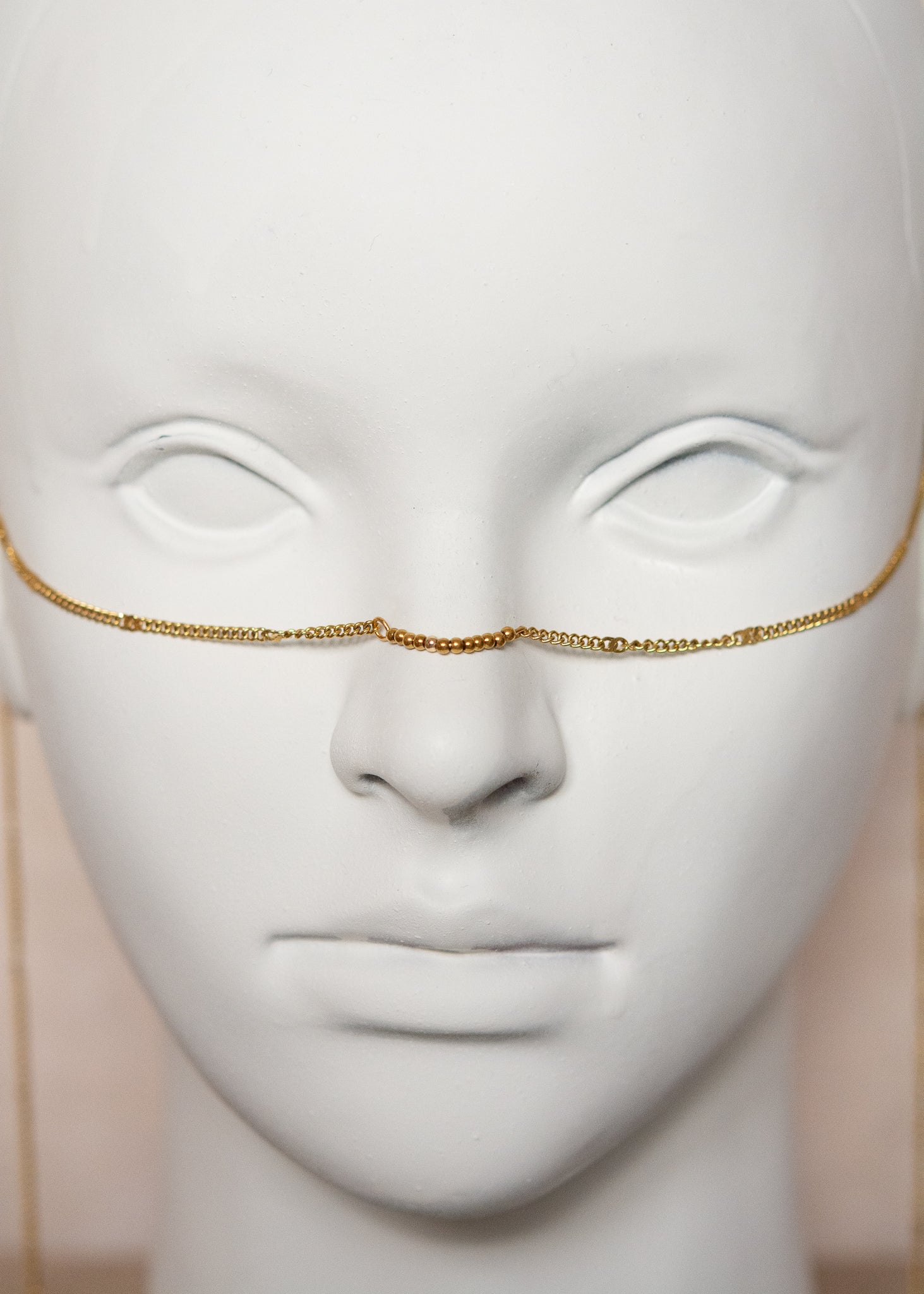 Chaîne de visage en acier inoxydable plaqué or, design épuré, pendentifs pique. Fait main à Montréal. Bijou facial minimaliste et délicat pour festival, photoshoot, performance. Bijou doré alternatif.