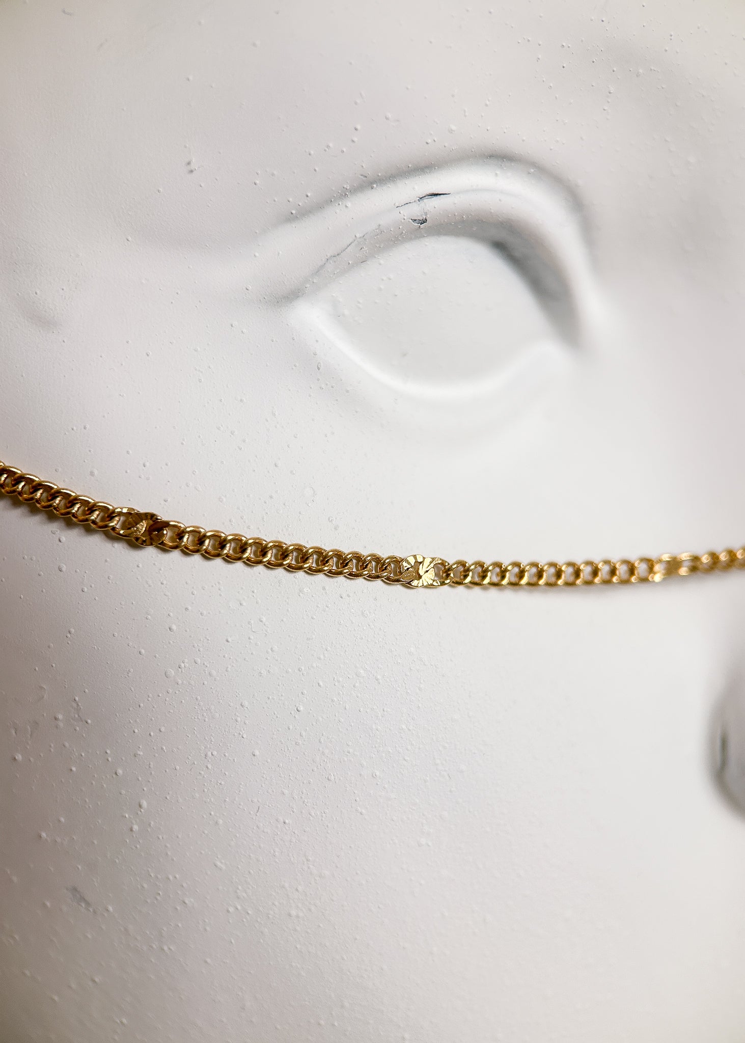 Chaîne de visage en acier inoxydable plaqué or, design épuré, pendentifs pique. Fait main à Montréal. Bijou facial minimaliste et délicat pour festival, photoshoot, performance. Bijou doré alternatif.