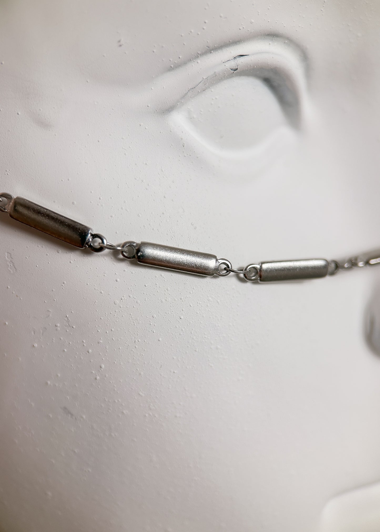 Chaîne de visage en acier inoxydable, segments tubulaires, pendentifs pique. Fait main à Montréal. Bijou facial festival, photoshoot, goth. Bijou argenté alternatif minimaliste.