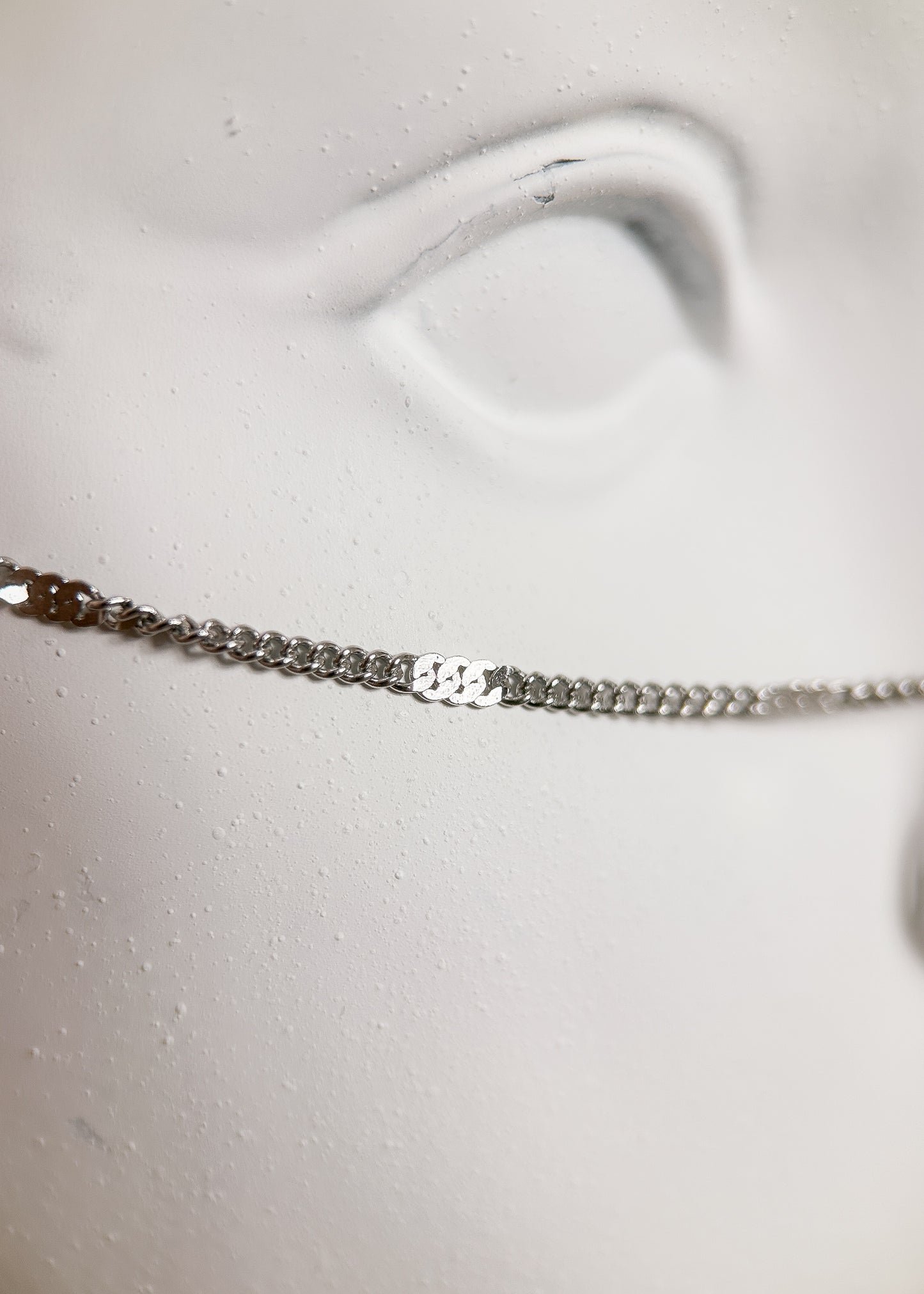 Chaîne de visage en acier inoxydable, perles blanches, design épuré. Fait main à Montréal. Bijou facial festival, photoshoot, éditorial. Bijou argenté minimaliste alternatif.