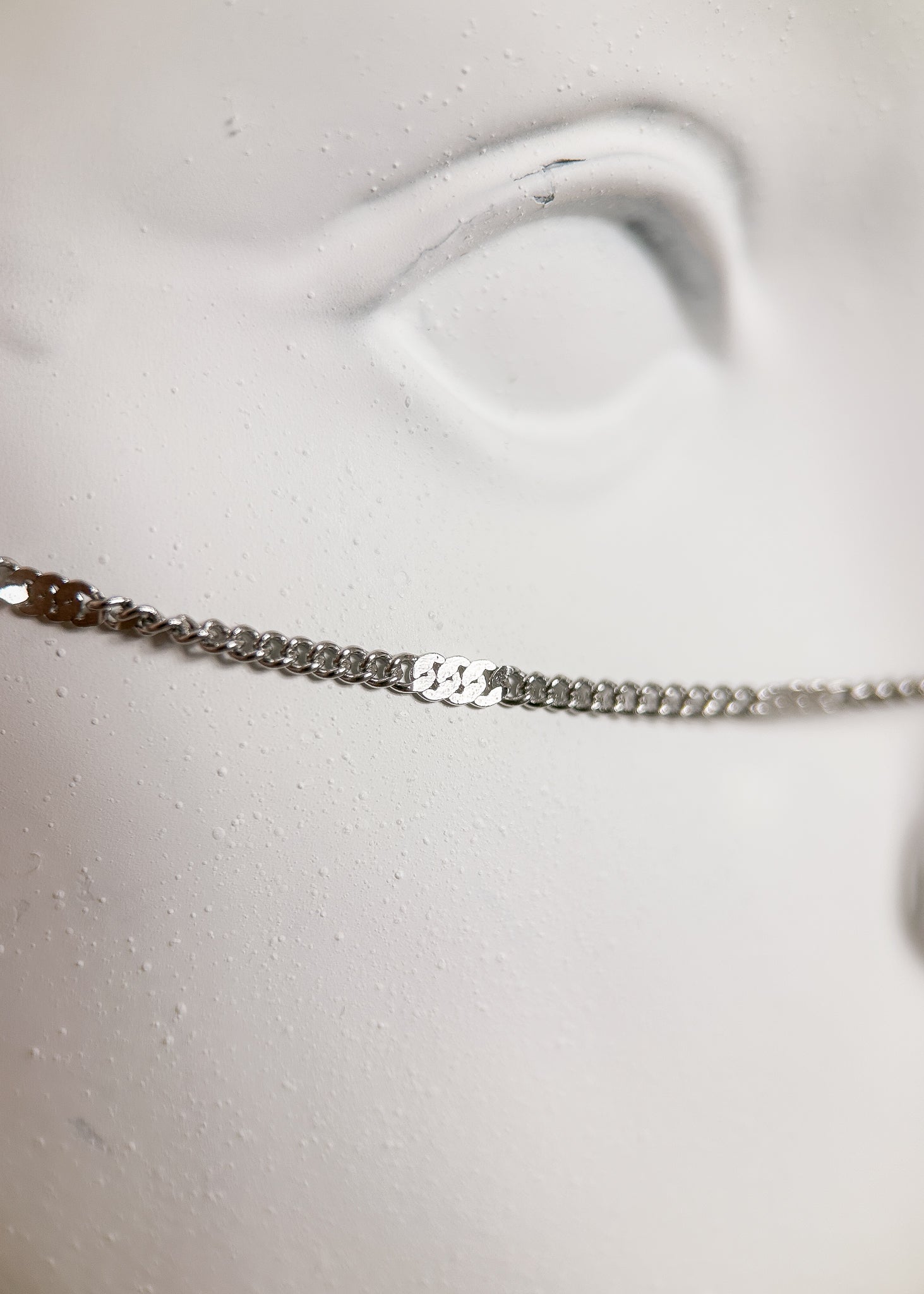 Chaîne de visage en acier inoxydable, perles blanches, design épuré. Fait main à Montréal. Bijou facial festival, photoshoot, éditorial. Bijou argenté minimaliste alternatif.