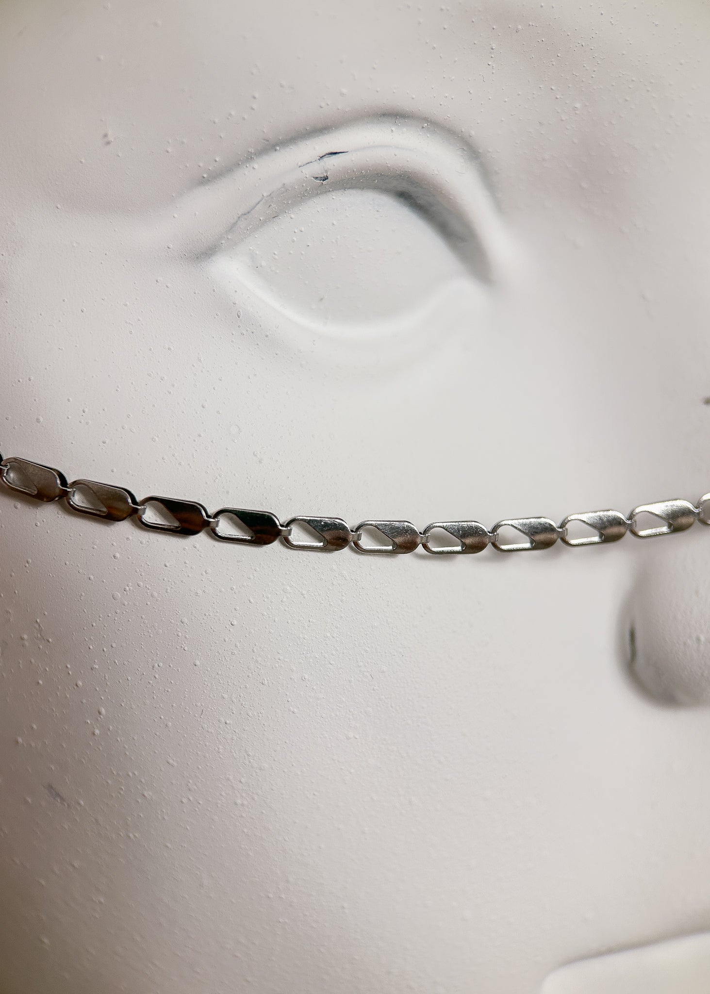 Chaîne de visage en acier inoxydable, perles nacrées, maillons facettés. Fait main à Montréal. Bijou facial festival, photoshoot, éditorial. Bijou argenté délicat alternatif.