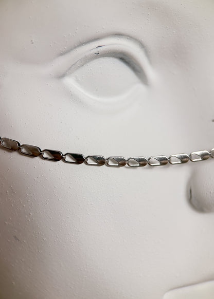 Chaîne de visage en acier inoxydable, perles nacrées, maillons facettés. Fait main à Montréal. Bijou facial festival, photoshoot, éditorial. Bijou argenté délicat alternatif.