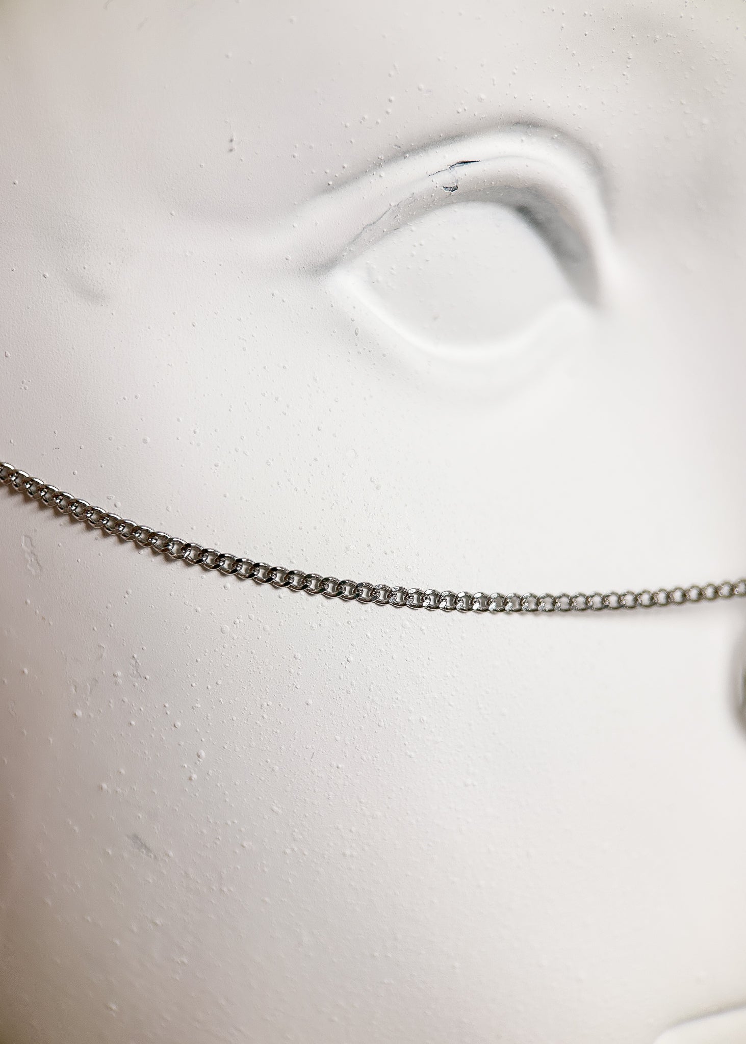 Chaîne de visage délicate en acier inoxydable, design ultra épuré, pendentifs pique. Fait main à Montréal. Bijou facial minimaliste festival, photoshoot, éditorial. Bijou argenté alternatif.