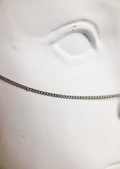Chaîne de visage délicate en acier inoxydable, design ultra épuré, pendentifs pique. Fait main à Montréal. Bijou facial minimaliste festival, photoshoot, éditorial. Bijou argenté alternatif.