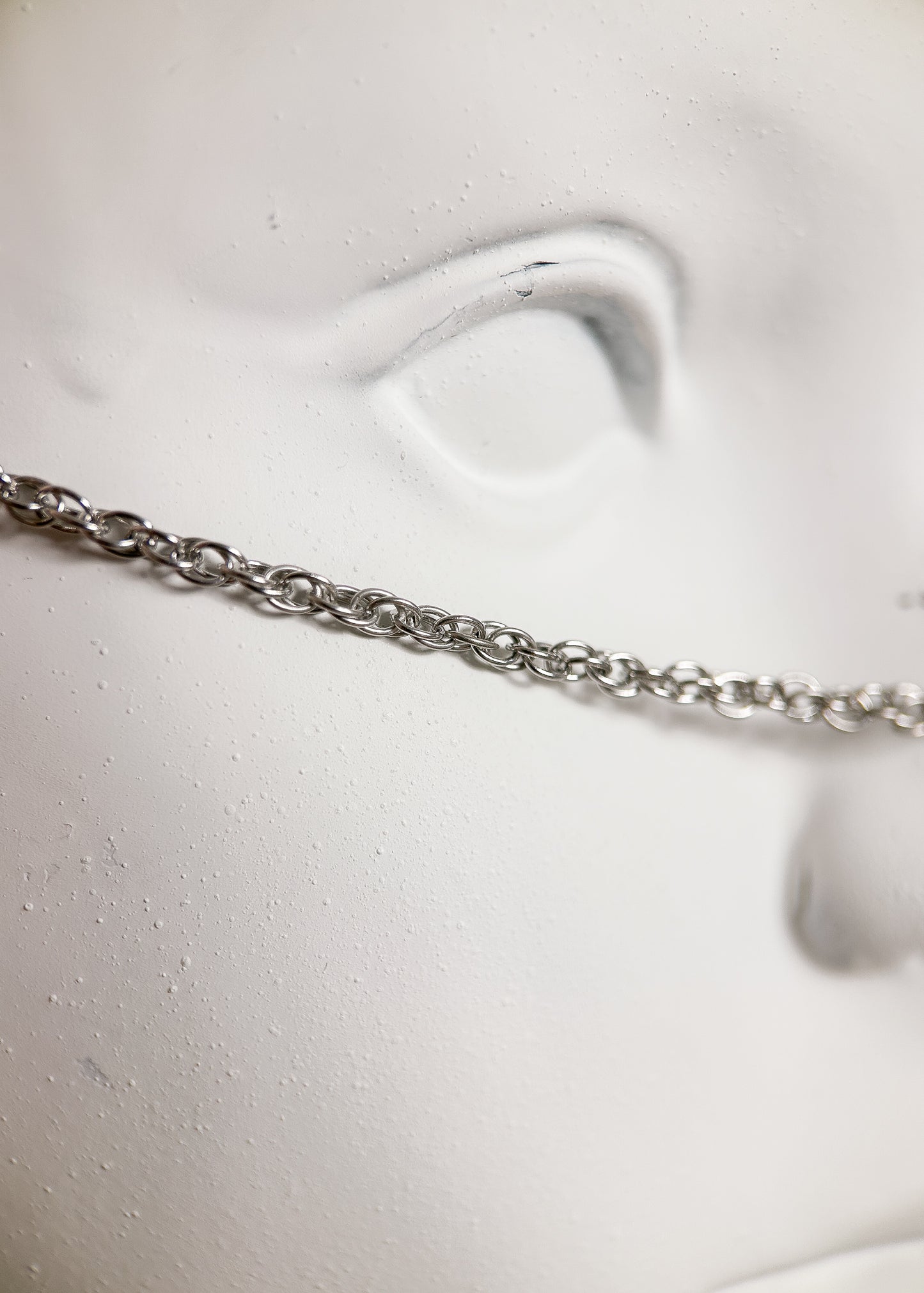 Chaîne de visage en acier inoxydable, bridge artisanal en argent sterling 925, pendentifs pique. Fait main à Montréal. Bijou facial festival, performance, photoshoot. Bijou alternatif minimaliste.
