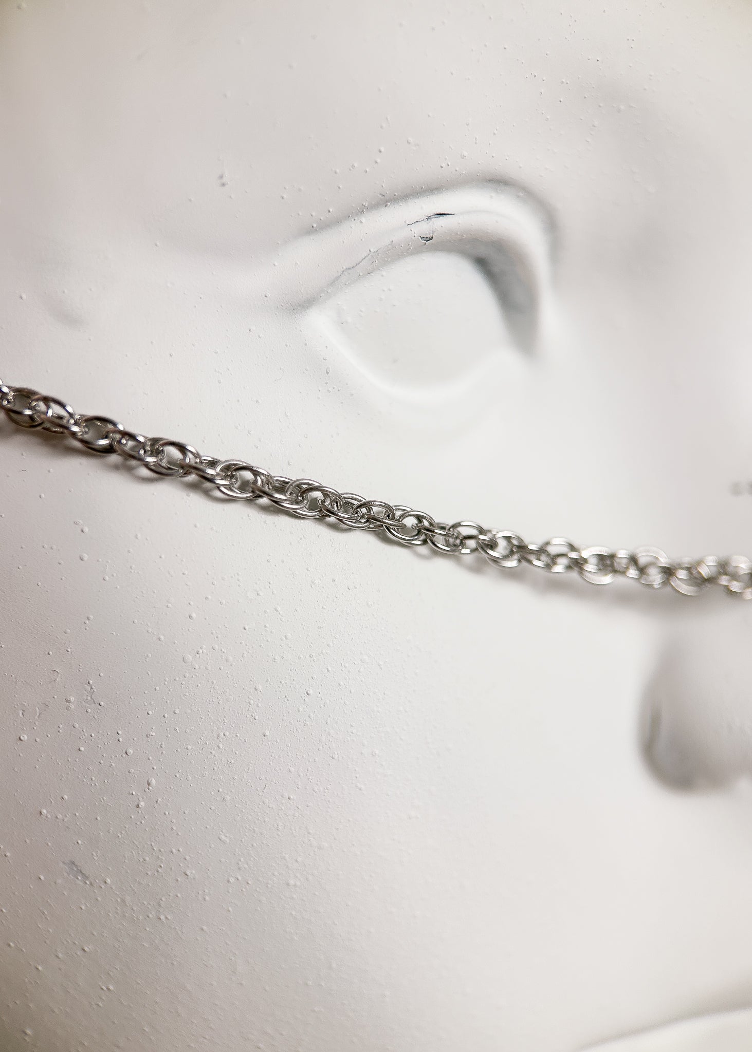 Chaîne de visage en acier inoxydable, bridge artisanal en argent sterling 925, pendentifs pique. Fait main à Montréal. Bijou facial festival, performance, photoshoot. Bijou alternatif minimaliste.