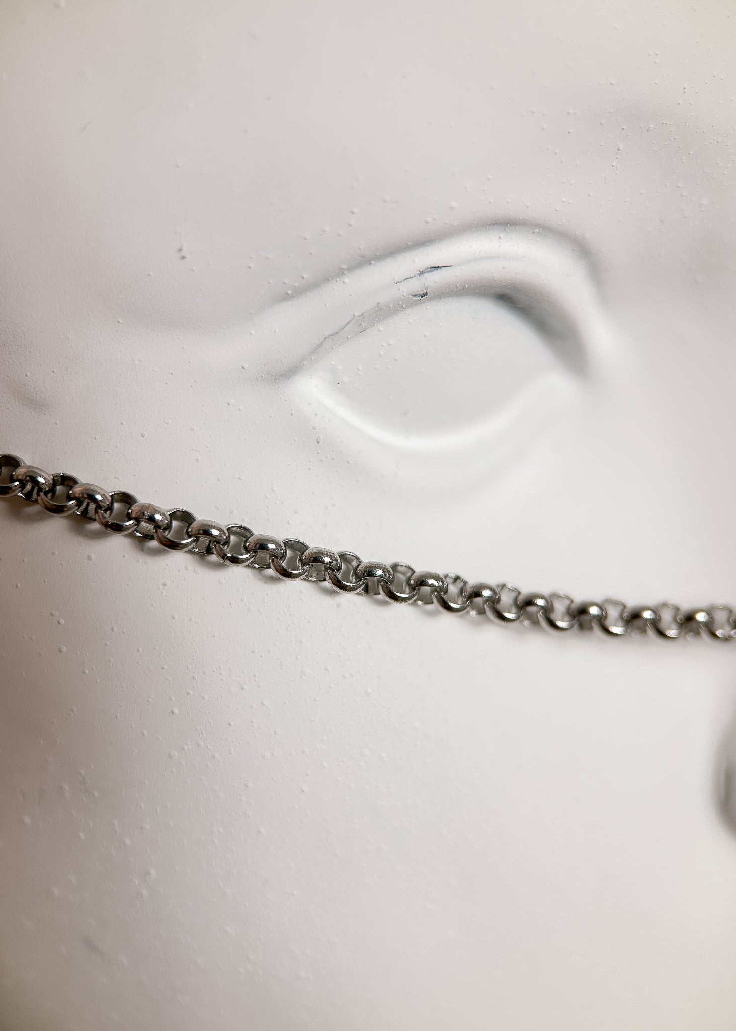 Chaîne de visage en acier inoxydable, bridge large brossé en argent sterling 925, pendentifs plumes. Fait main à Montréal. Bijou facial festival, photoshoot, costume. Bijou alternatif boho tribal.