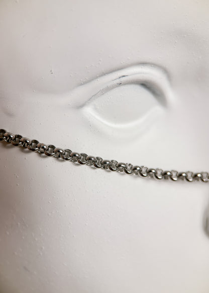 Chaîne de visage en acier inoxydable, bridge large brossé en argent sterling 925, pendentifs plumes. Fait main à Montréal. Bijou facial festival, photoshoot, costume. Bijou alternatif boho tribal.