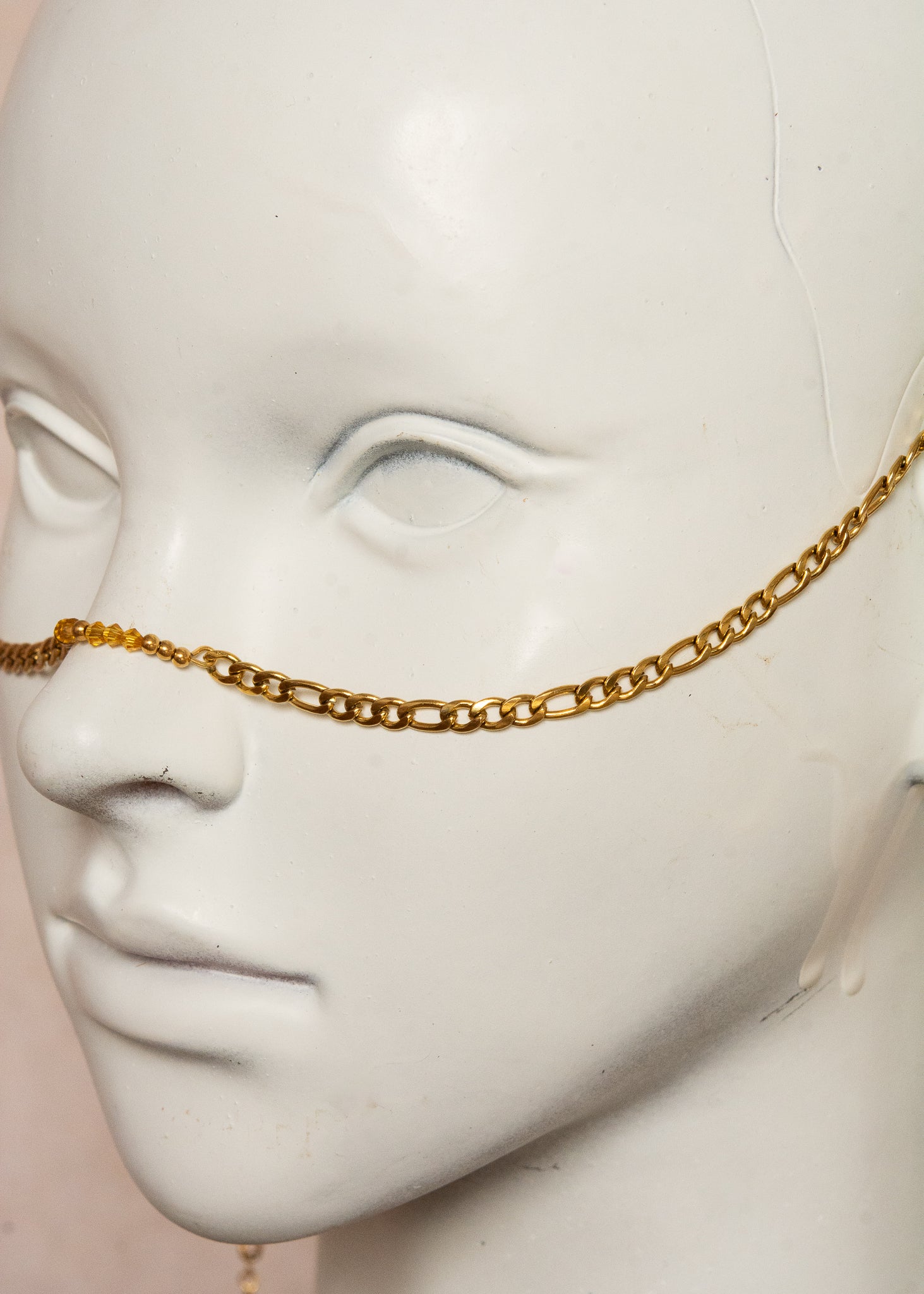 Chaîne de visage dorée en acier inoxydable avec agate orange et cristaux ambrés. Bijou unisexe solaire, chaud et structuré, énergie rayonnante.