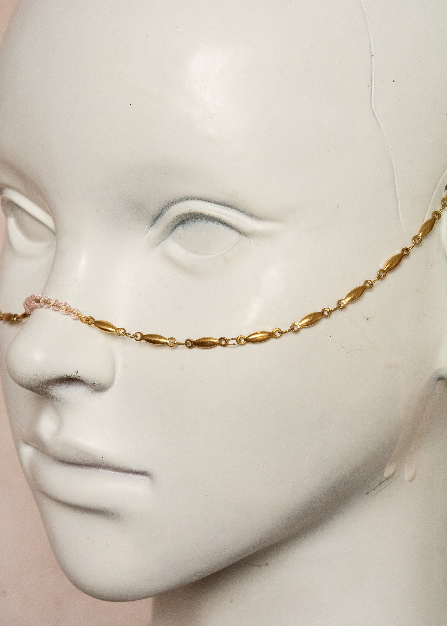 Chaîne de visage dorée avec quartz rose et cristaux roses. Bijou unisexe en acier inoxydable, symbole d’amour tendre, douceur et beauté intemporelle.
