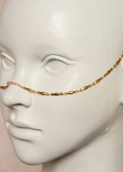 Chaîne de visage dorée avec quartz rose et cristaux roses. Bijou unisexe en acier inoxydable, symbole d’amour tendre, douceur et beauté intemporelle.